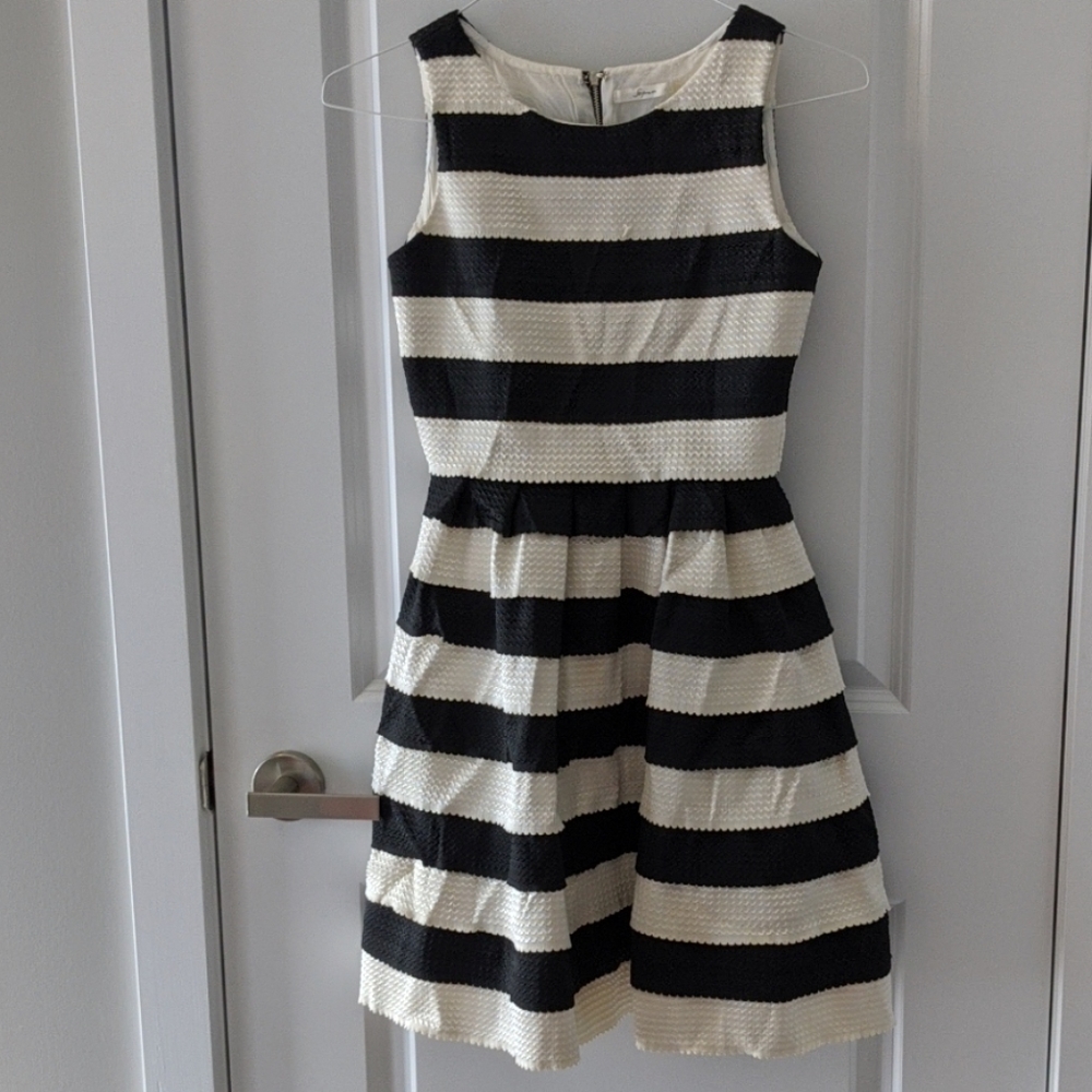 Dress - Picture 1 of 3